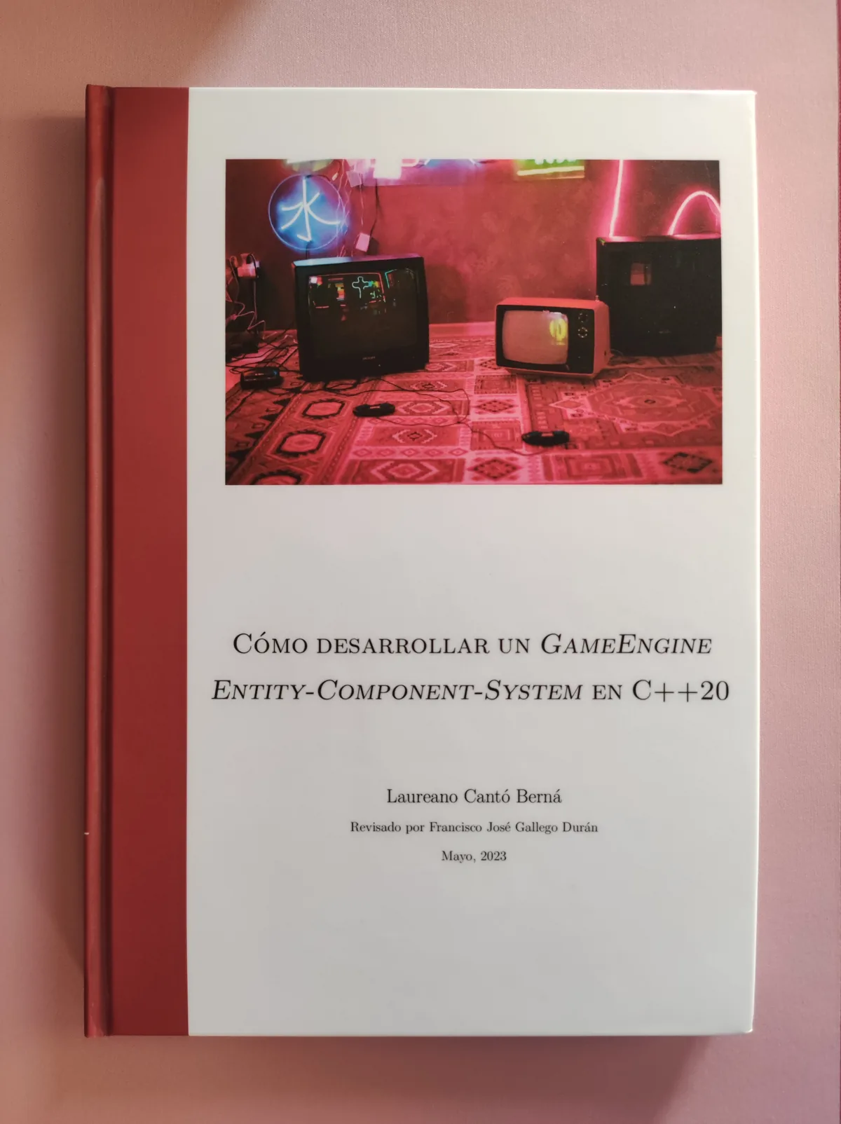 Ejemplar impreso de la guía de desarrollo de un motor ECS en C++20